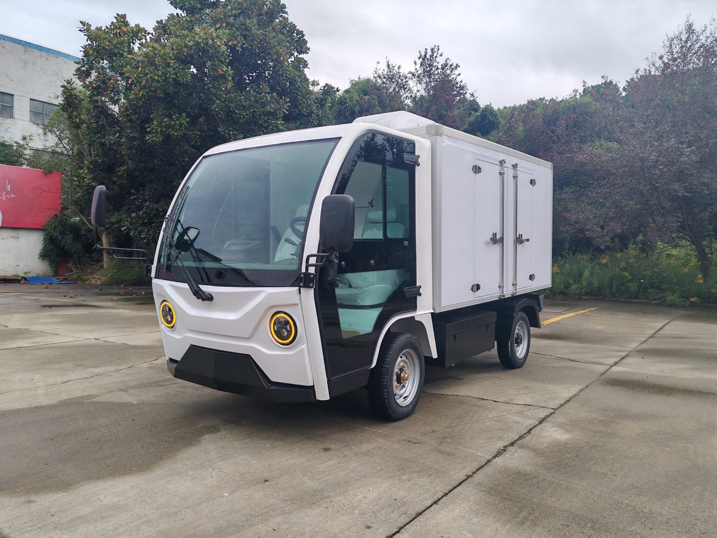 Electric Refrigerated Cargo Vehicle